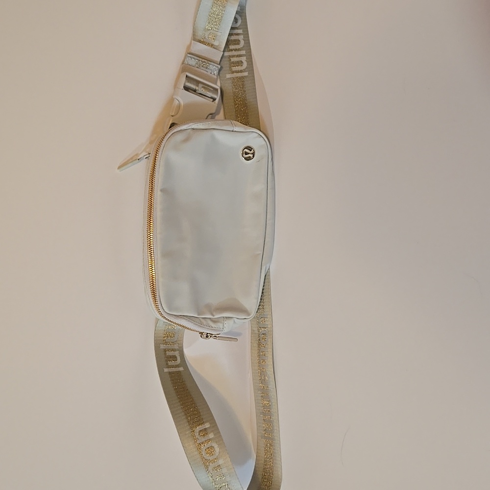 Lululemon Everywhere Belt Bag Wordmark 1L Cream/Gold